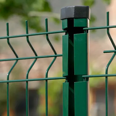 Alambre y clavo y poste